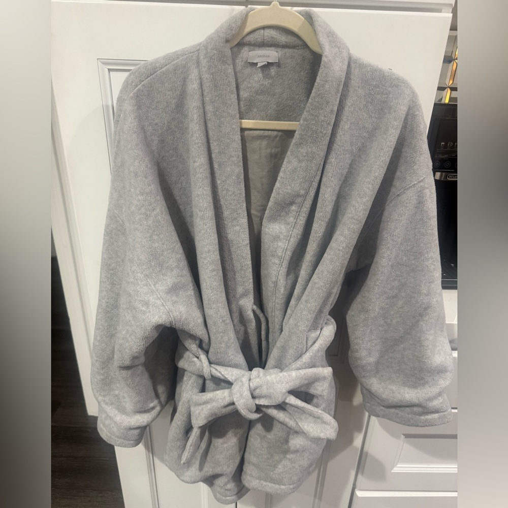 SKIMS Light Gray fleece cropped belted robe
